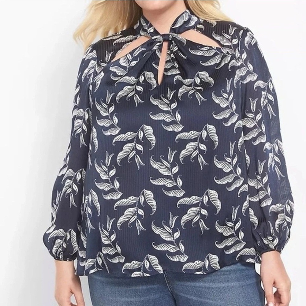 3/$20 Lane Bryant Long Sleeve Twist Mock Neck  Size 20 Blue & White Business